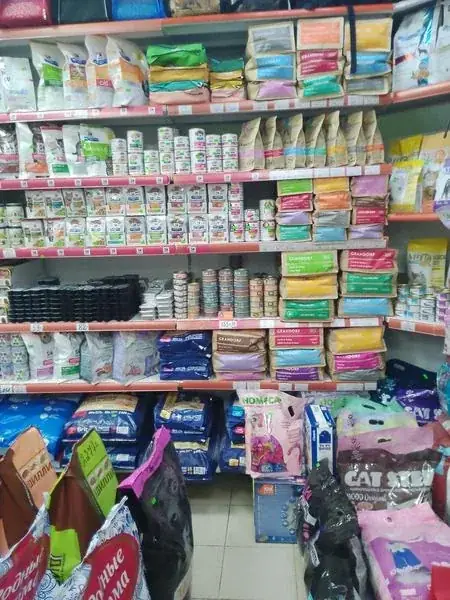 Стеллаж с консервами и сухими кормами в порционных упаковках