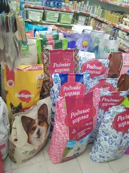Мешки сухого корма крупной фасовки, выставленные на полу